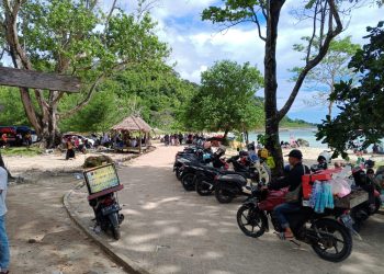 Di penghujung Akhir Libur Lebaran 2025Pengunjung Wisata Pantai Membludak