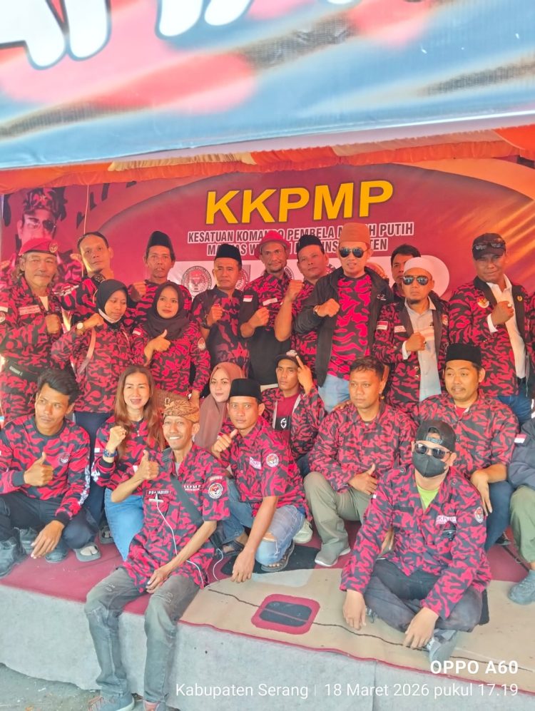 Aksi buka bersama puasa dan santunan yatim piatu di posko mudik Komando Kesatuan Pembela Merah Putih (KKPMP) Markas wilayah Banten