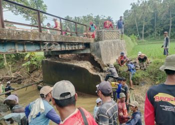 Jembatan Ambruk Respons Pemerintah Dipertanyakan, Warga Turun Tangan