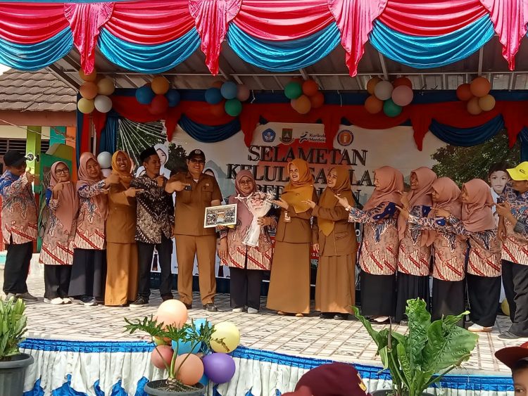 Pelepasan Siswa Kelas VI SDN 10 Kota Cilegon Berlangsung Haru,Kepsek Teruslah Bermimpi dan Raih Cita-cita Setinggi Langit
